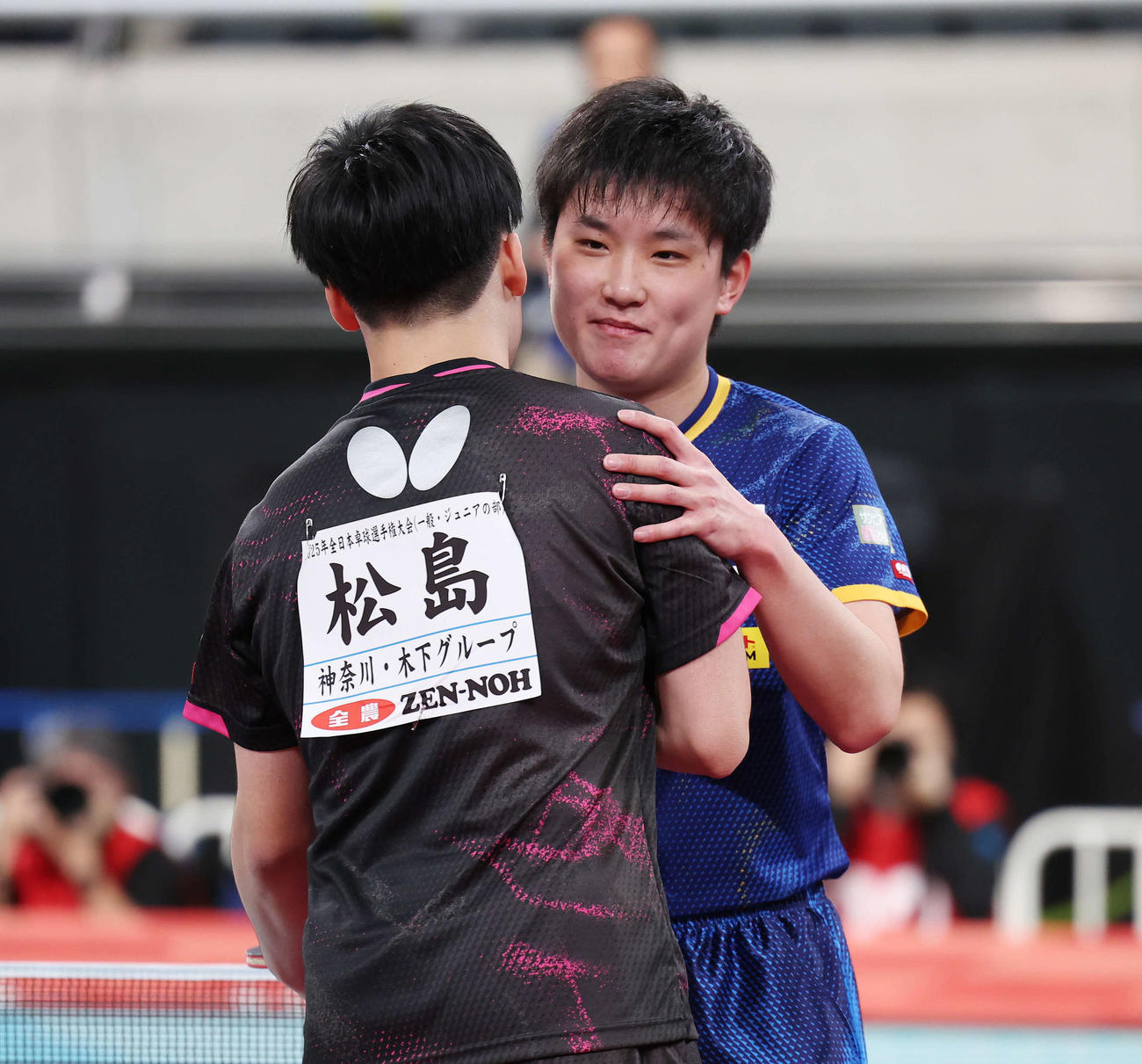 決勝進出を決めた松島輝（左）に健闘をたたえる張本智（撮影・宮地輝）