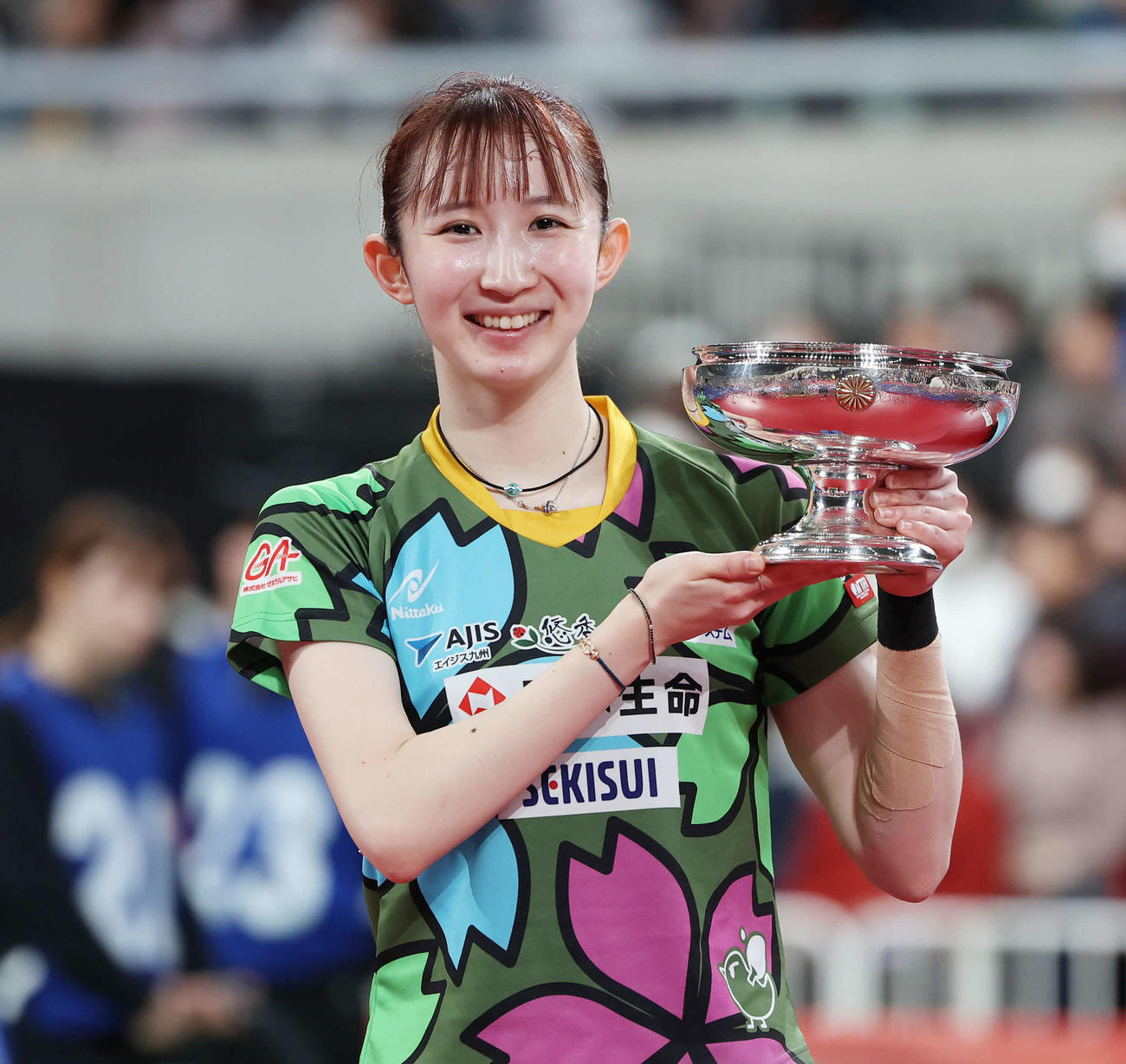 全日本選手権3連覇を達成し皇后杯を手にする早田（撮影・宮地輝）