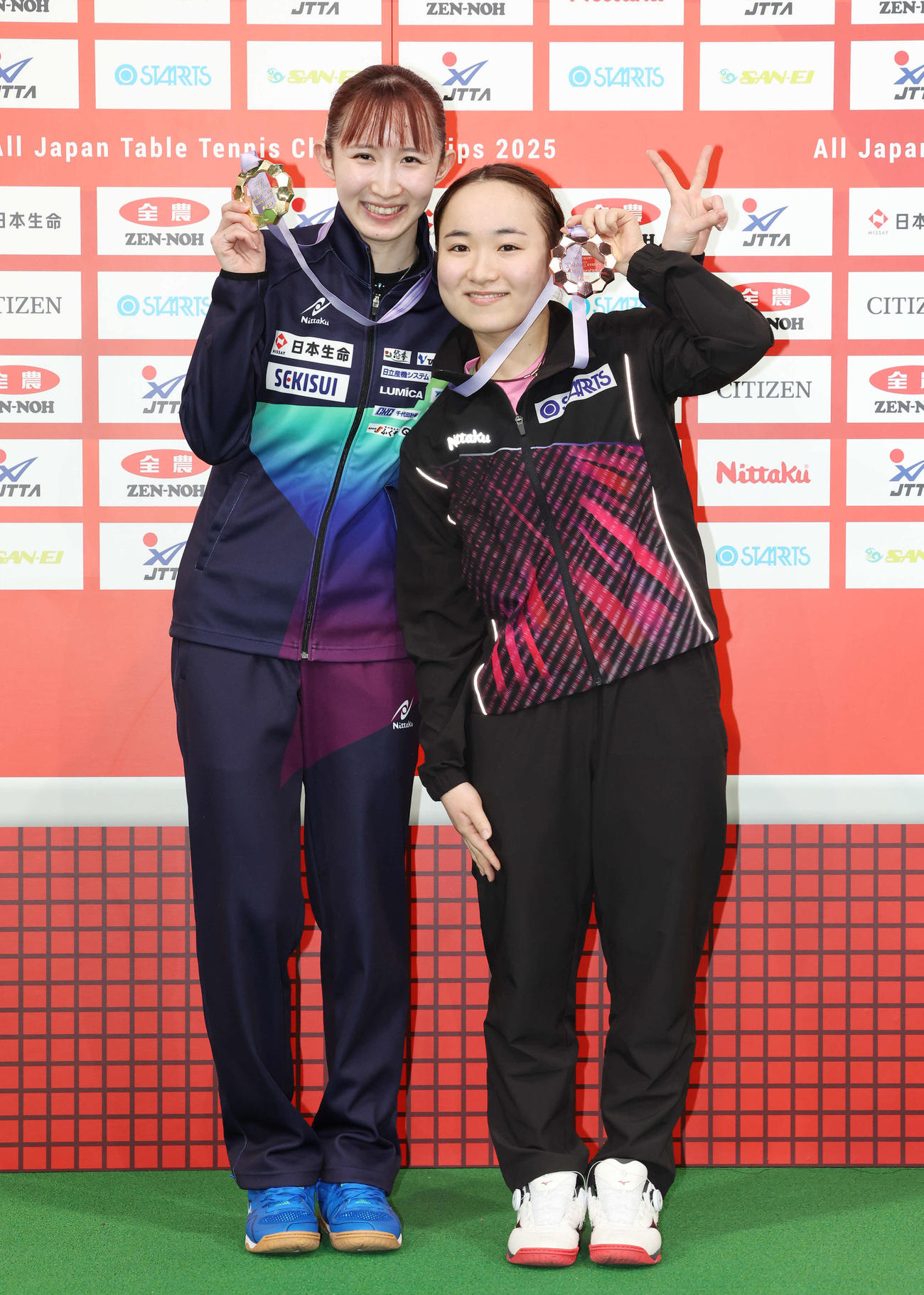 全日本選手権3連覇を達成した早田（左）は伊藤と笑顔で記念撮影（撮影・宮地輝）