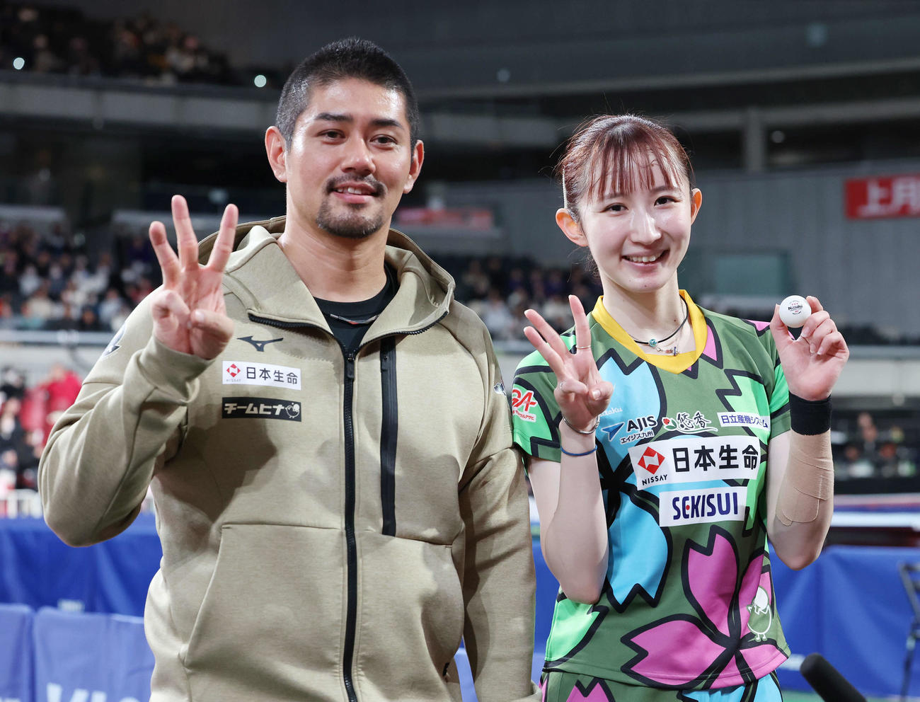 全日本選手権3連覇を達成した早田（右）は岡トレーナーと記念撮影（撮影・宮地輝）