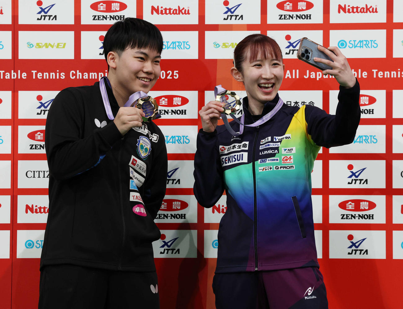 全日本選手権を優勝した松島輝（左）と早田は笑顔で自撮りをする（撮影・宮地輝）