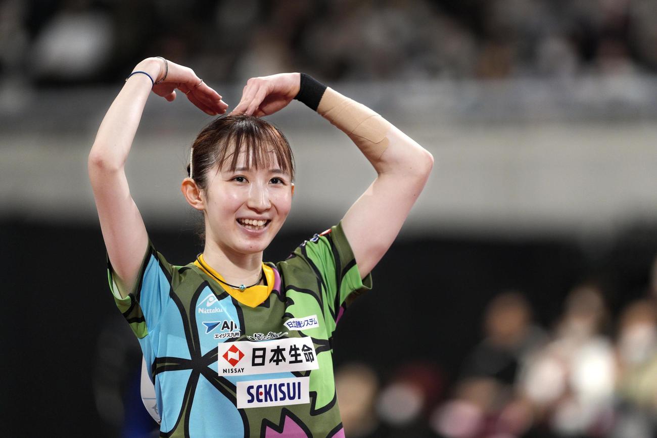 女子シングルスで優勝し、ポーズをとる早田ひな（共同）