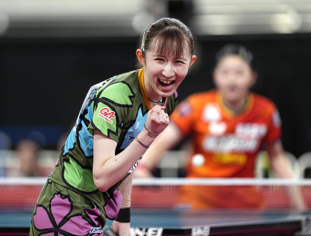女子シングルス決勝でポイントを奪い、ガッツポーズする早田ひな（共同）