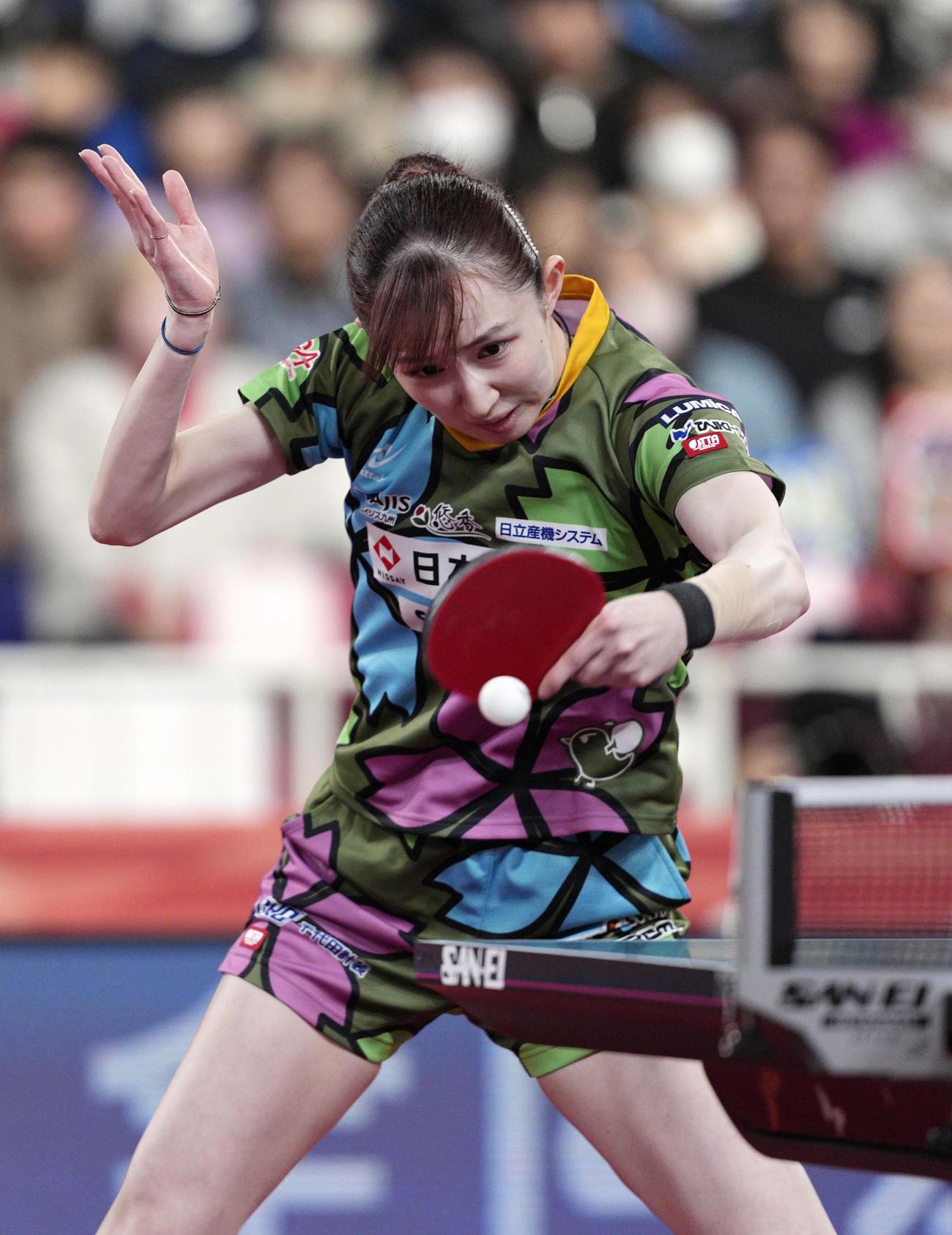 女子シングルス決勝でプレーする早田ひな（共同）