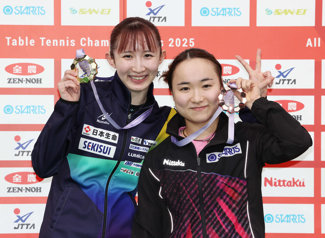 全日本選手権3連覇を達成した早田（左）は伊藤と笑顔で記念撮影（撮影・宮地輝）