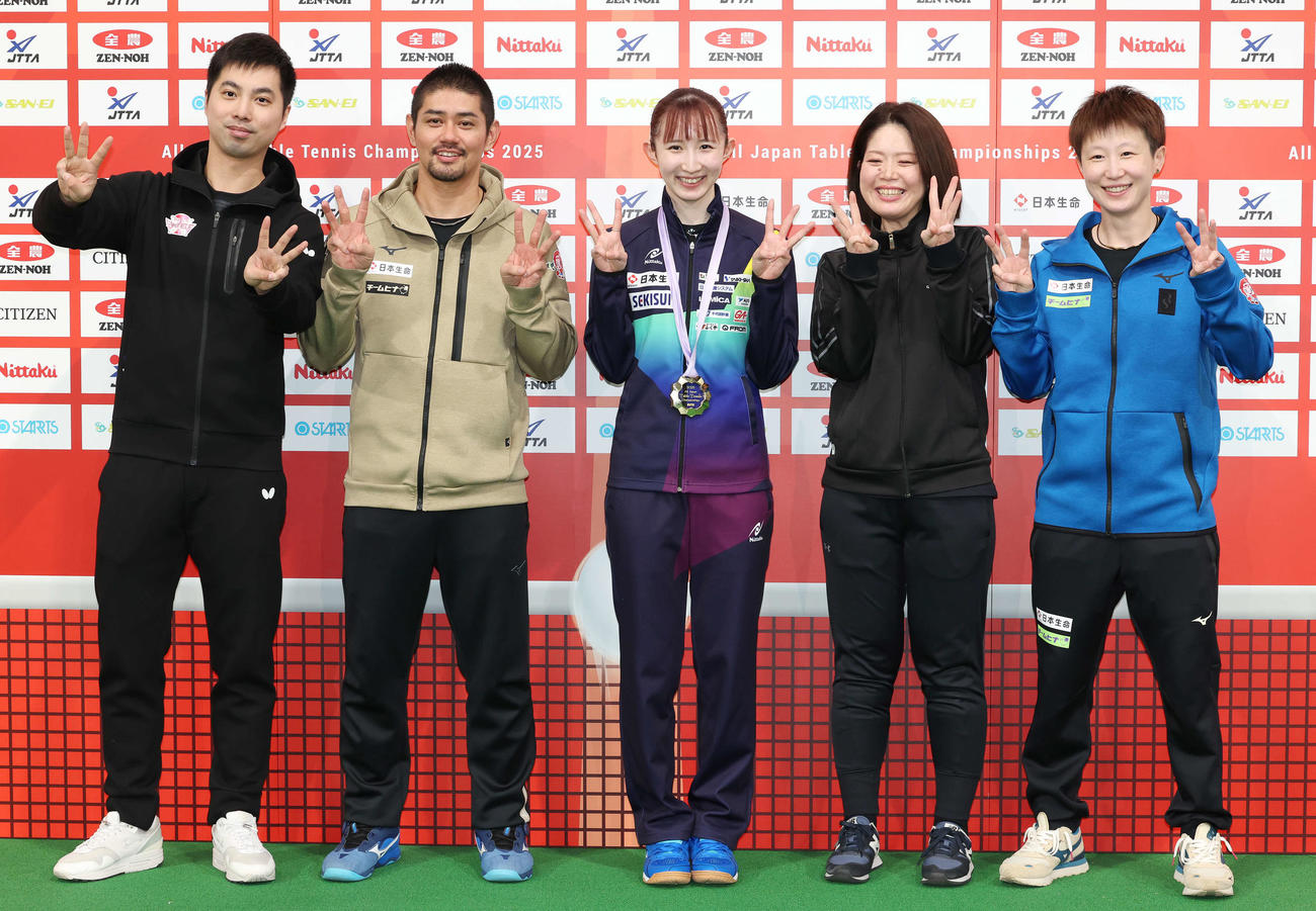 全日本選手権3連覇を達成した早田（中央）は関係者と笑顔で記念撮影（撮影・宮地輝）