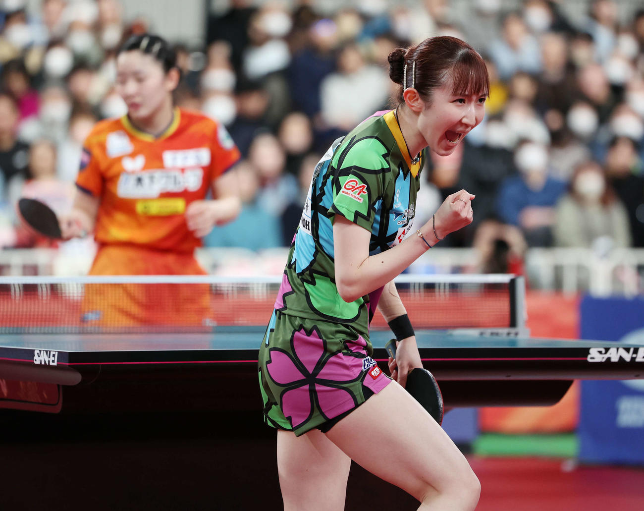 張本美（後方）からポイントを奪いガッツポーズする早田（撮影・宮地輝）