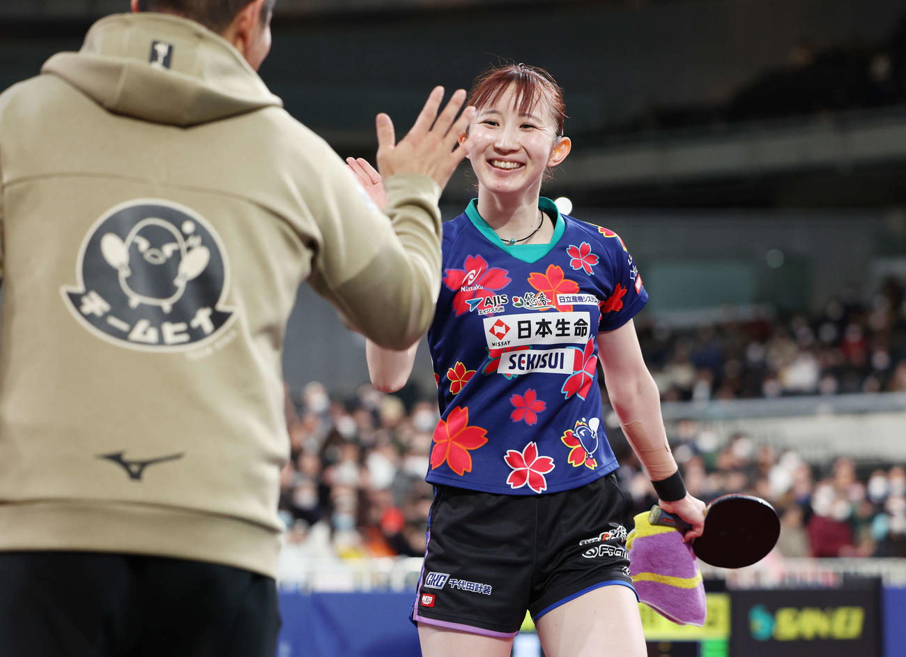決勝進出を決め笑顔でタッチする早田（撮影・宮地輝）