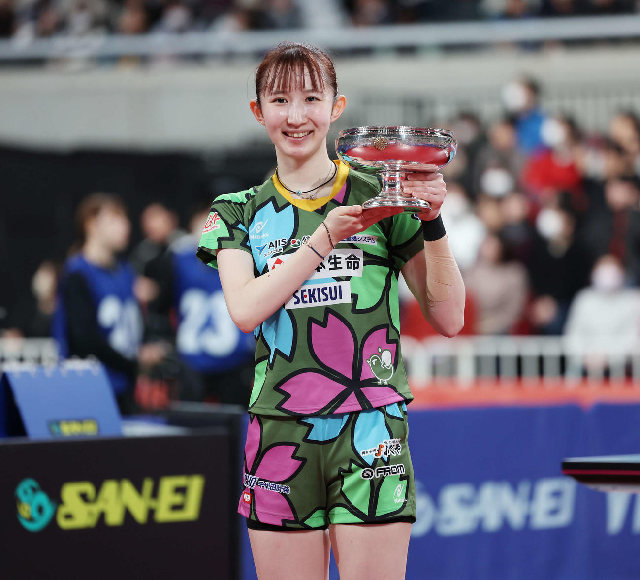 全日本選手権3連覇を達成し皇后杯を手にする早田（撮影・宮地輝）