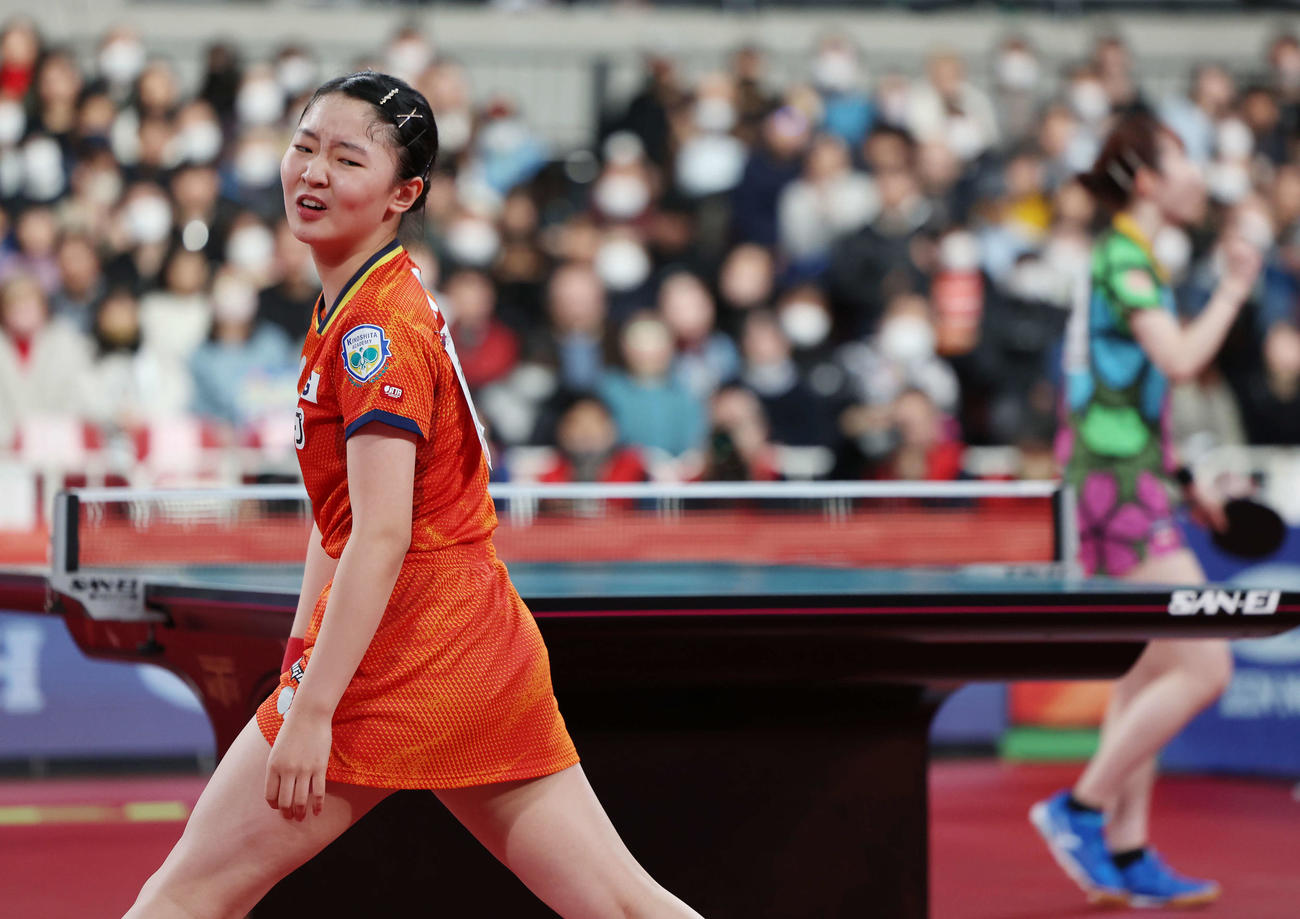 早田（後方）にポイントを奪われ厳しい表情の張本美（撮影・宮地輝）