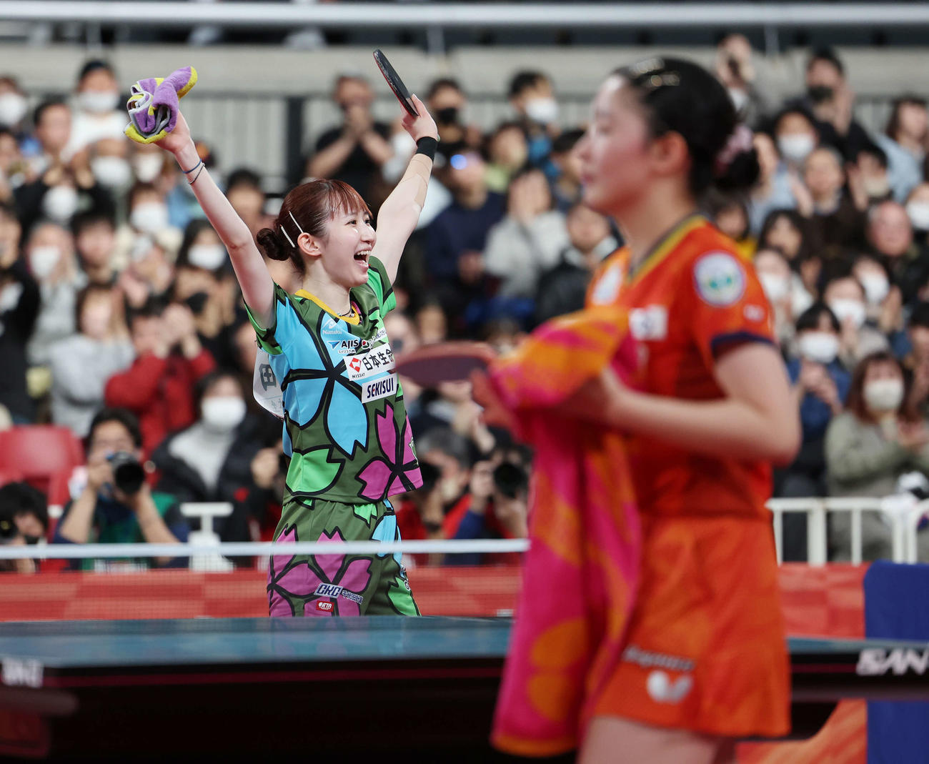 張本美（手前）に勝利し優勝した早田（撮影・宮地輝）