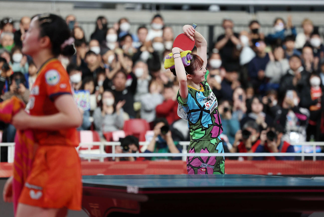 張本美（左）に勝利し優勝した早田（撮影・宮地輝）