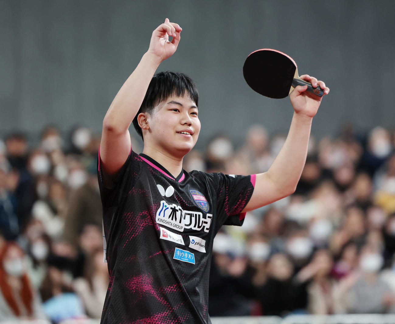 全日本選手権を初優勝しポーズをとる松島輝（撮影・宮地輝）