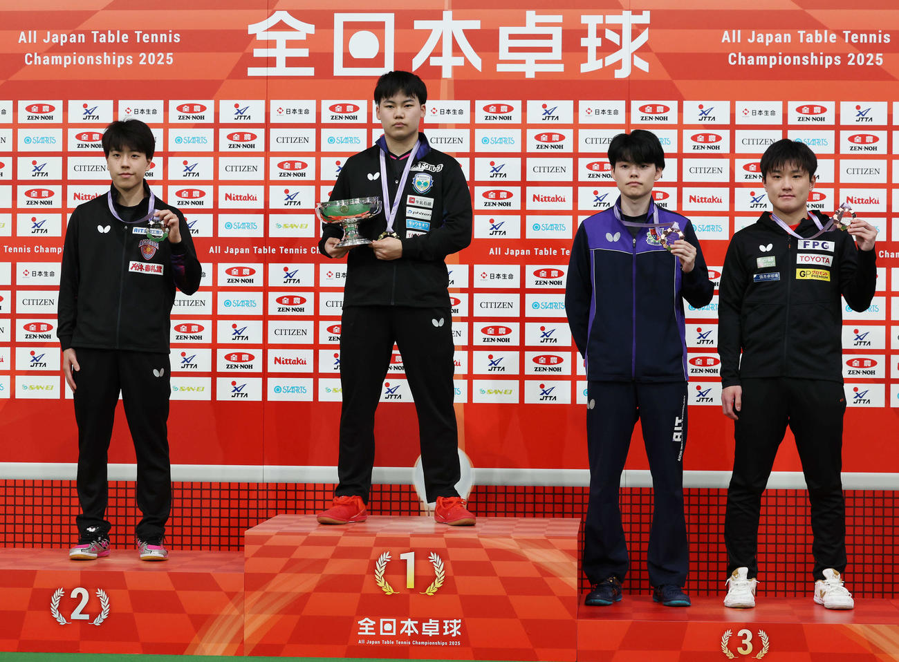 全日本選手権表彰式、左から2位篠塚、優勝松島輝、3位谷垣、張本智（撮影・宮地輝）