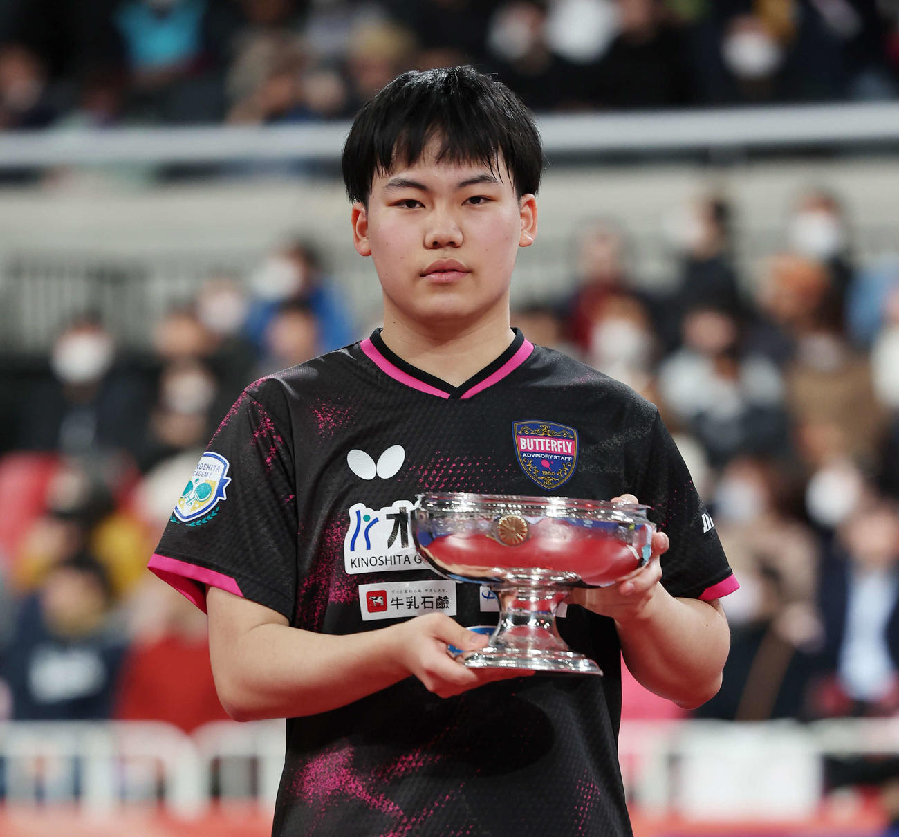 全日本選手権を初優勝し天皇杯を手にする松島輝（撮影・宮地輝）