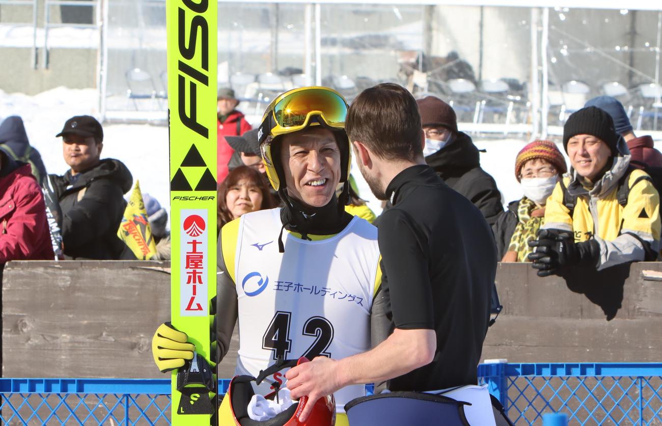 2回目を終え、他選手と談笑する葛西（左）（撮影・奥村晶治）
