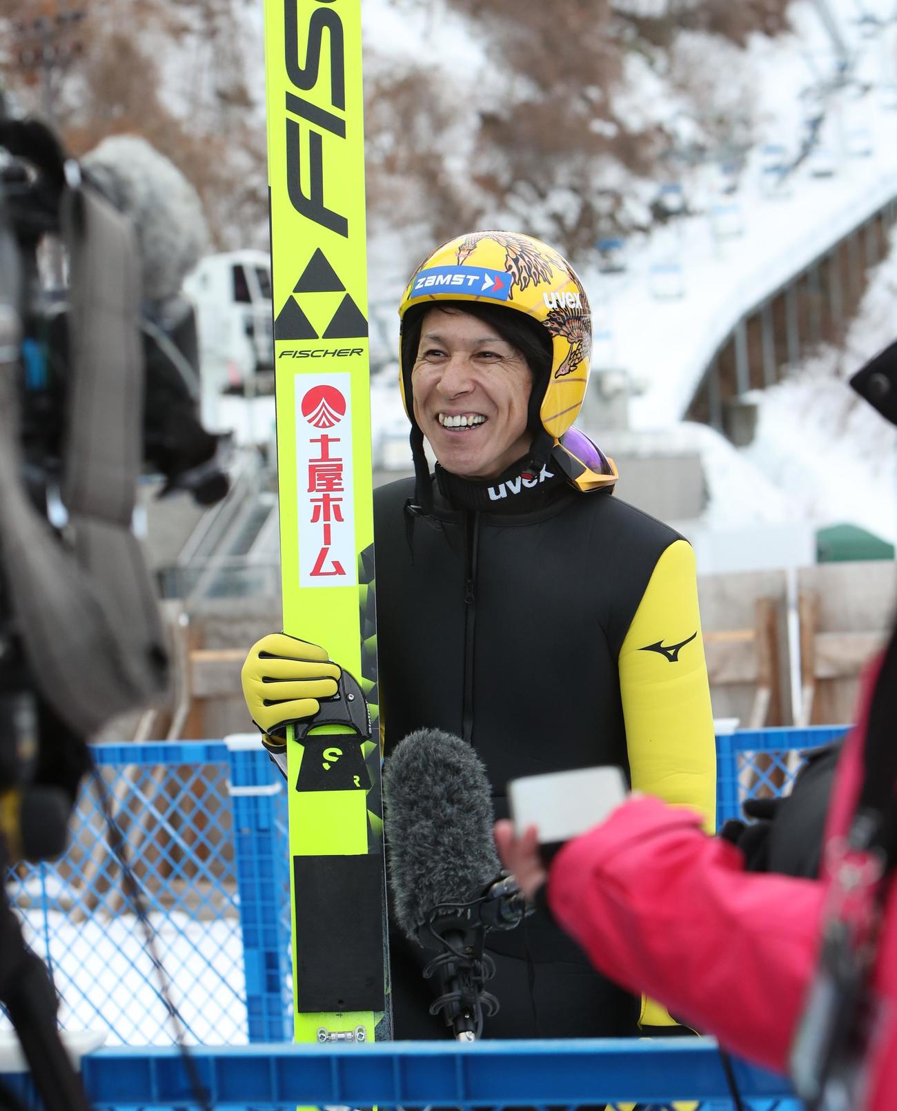 笑顔でインタビューを受ける葛西（撮影・奥村晶治）