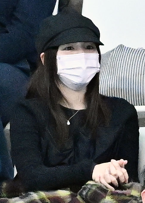 男子50メートル自由形に出場した中村の応援をする妻の川島海荷