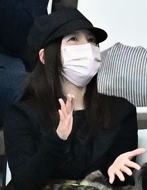 男子50メートル自由形に出場した中村の応援をする妻の川島海荷