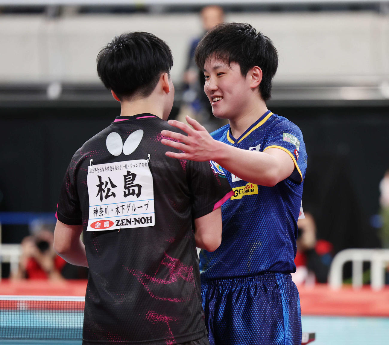 決勝進出を決めた松島輝（左）に健闘をたたえる張本智（撮影・宮地輝）