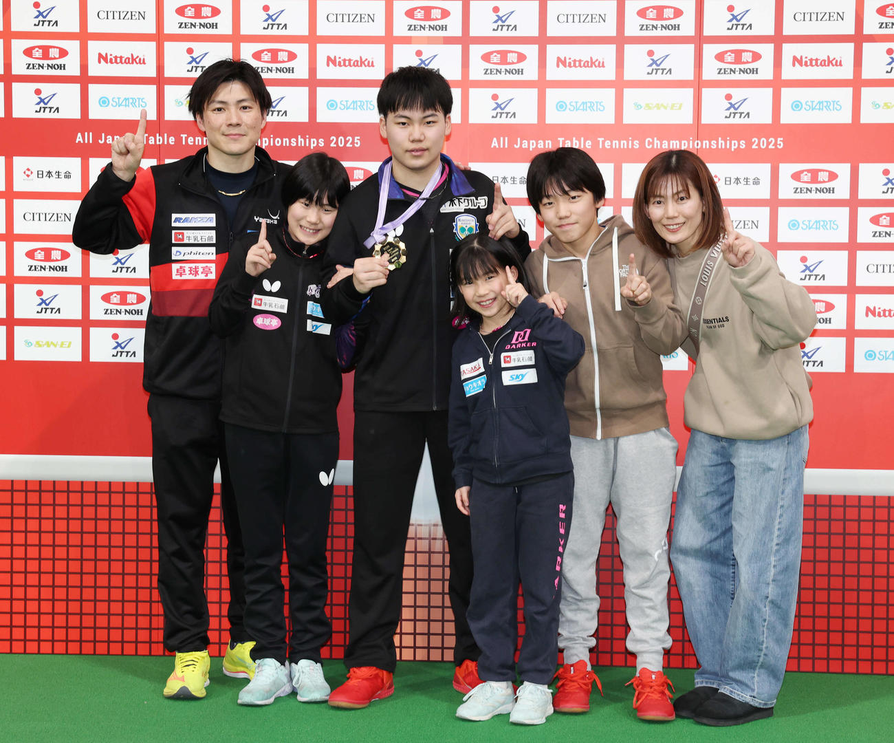 全日本選手権を初優勝した松島輝空（中央）は家族と記念撮影、左から父卓司さん、三女美空、四女愛空、次男翔空、母由美さん（撮影・宮地輝）