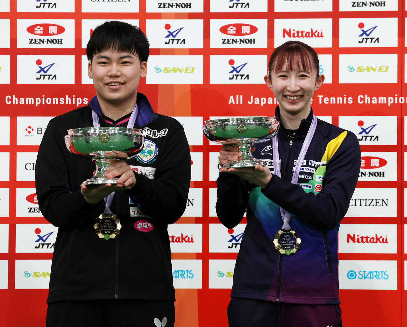 全日本選手権を優勝した松島輝（左）と早田（撮影・宮地輝）