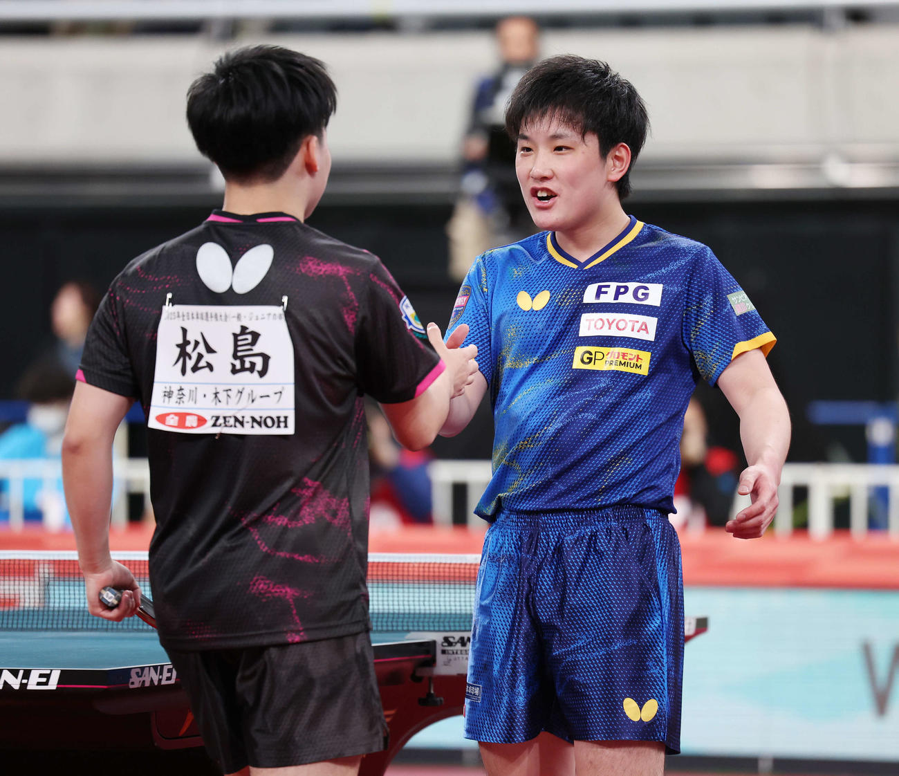 決勝進出を決めた松島輝（左）に健闘をたたえる張本智（撮影・宮地輝）