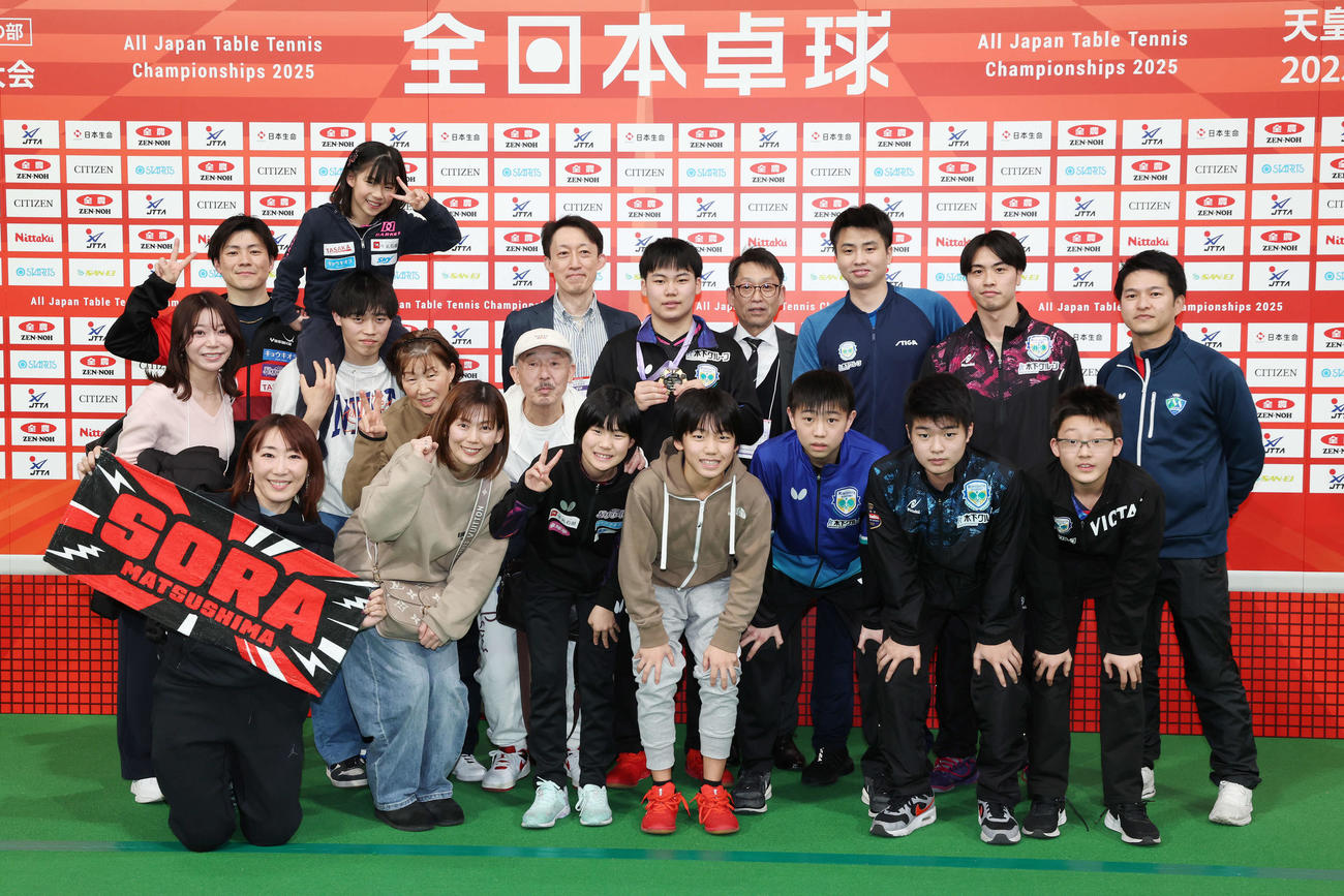 全日本選手権を初優勝した松島輝（中央）は関係者と記念撮影（撮影・宮地輝）