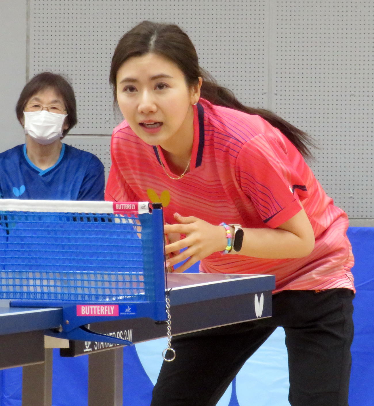 エキジビションマッチで相手のサーブに備える福原愛さん