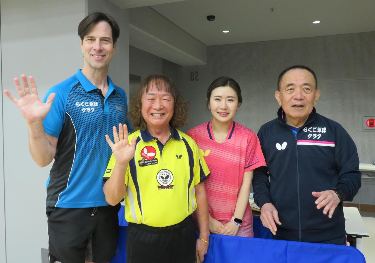 らくご卓球クラブの「25年新春初打ち会」に参加した、左からパックン、山田隆夫、福原愛、三遊亭小遊三