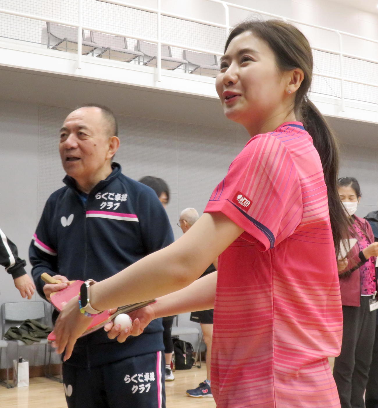 三遊亭小遊三（左）と談笑する福原愛さん
