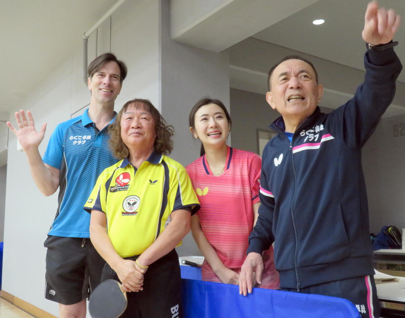 三遊亭小遊三（右端）らと笑顔を見せる福原愛さん（左から3人目）。左からパックン、山田たかお
