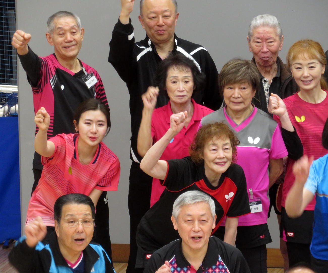 参加者らと記念撮影を行う福原愛さん（中列左端）