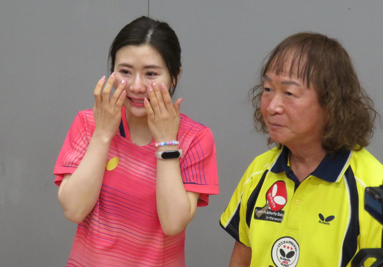 涙をぬぐいながら山田たかお（右）と談笑する福原愛さん