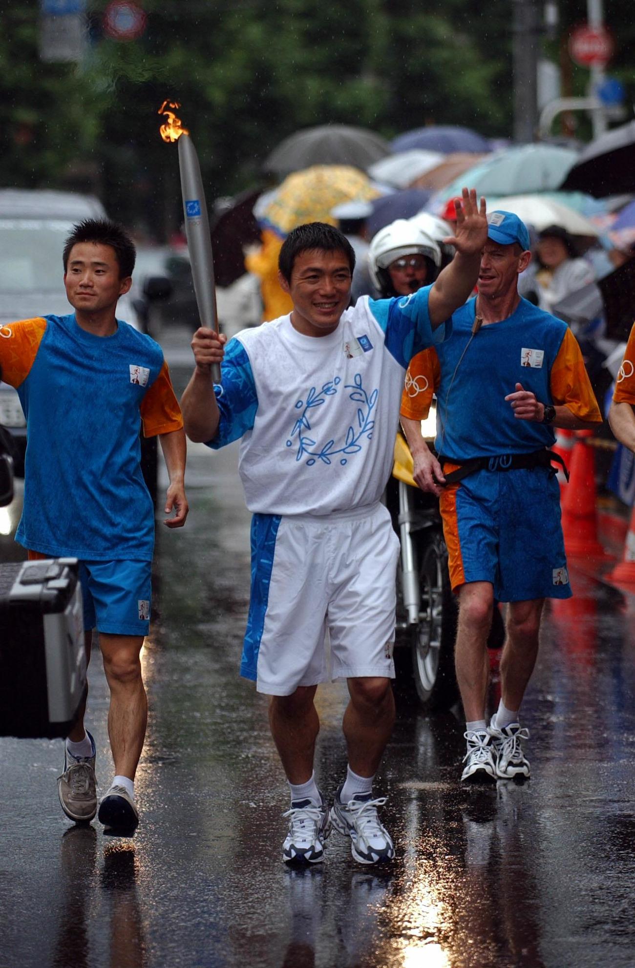 04年6月、アテネ五輪聖火リレーで力走する柔道金メダリスト古賀稔彦さん