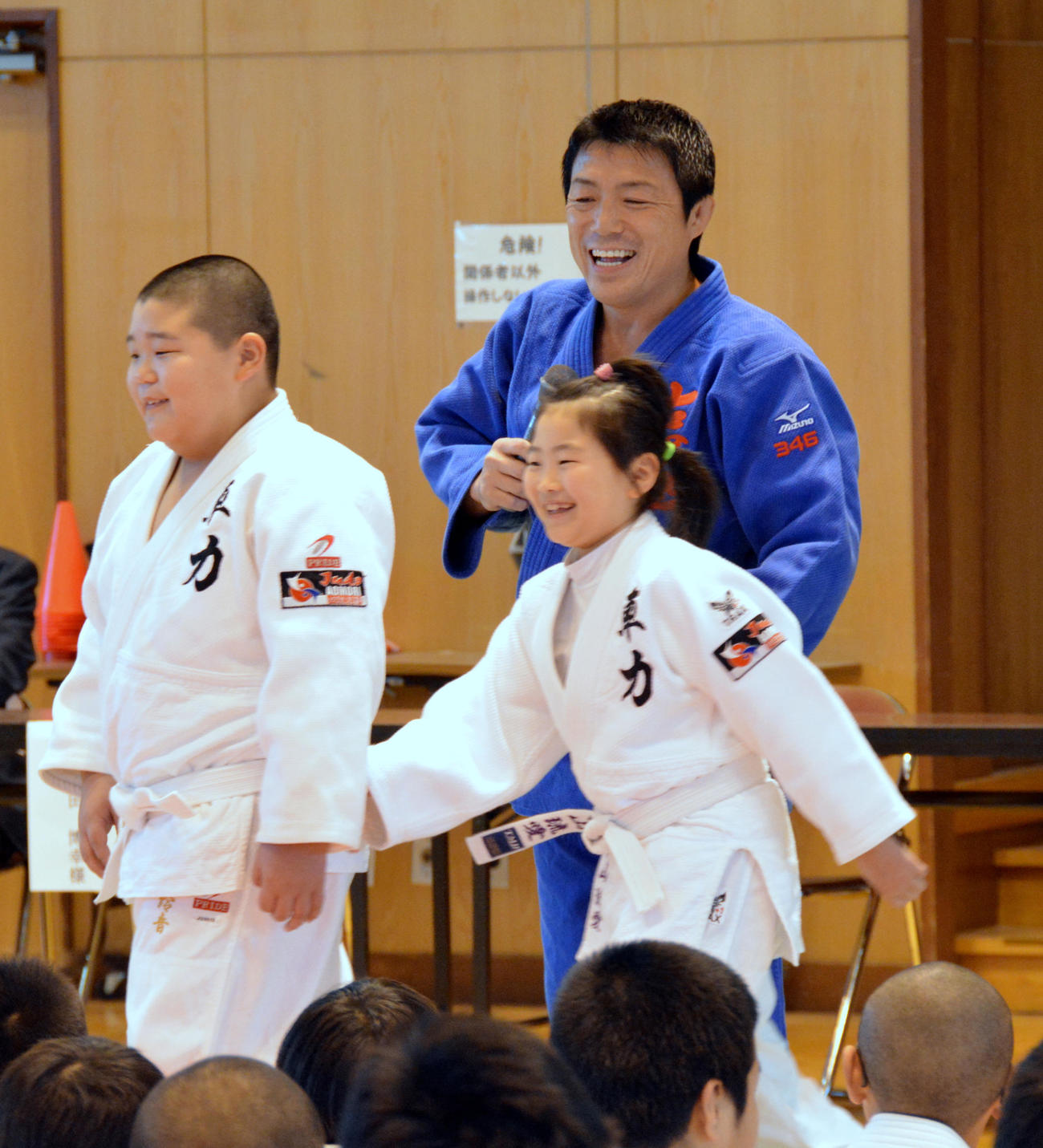 14年11月、柔道教室でなごやかに子どもたちに指導する古賀稔彦さん