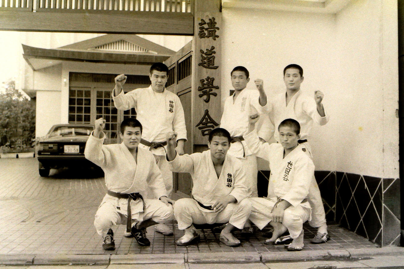 世田谷高校柔道部の集合写真。前列左端が古賀元博さん（81年3月撮影）