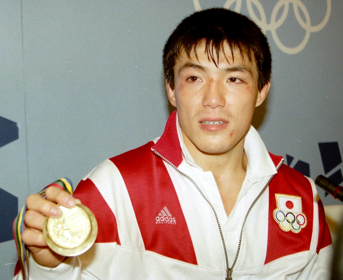 92年7月、バルセロナ五輪男子柔道71キロ級で優勝し金メダルを披露する古賀稔彦さん