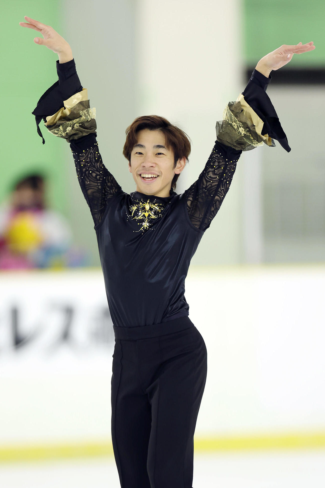 成年男子SPの演技を終え、笑顔を見せる織田信成（撮影・前田充）