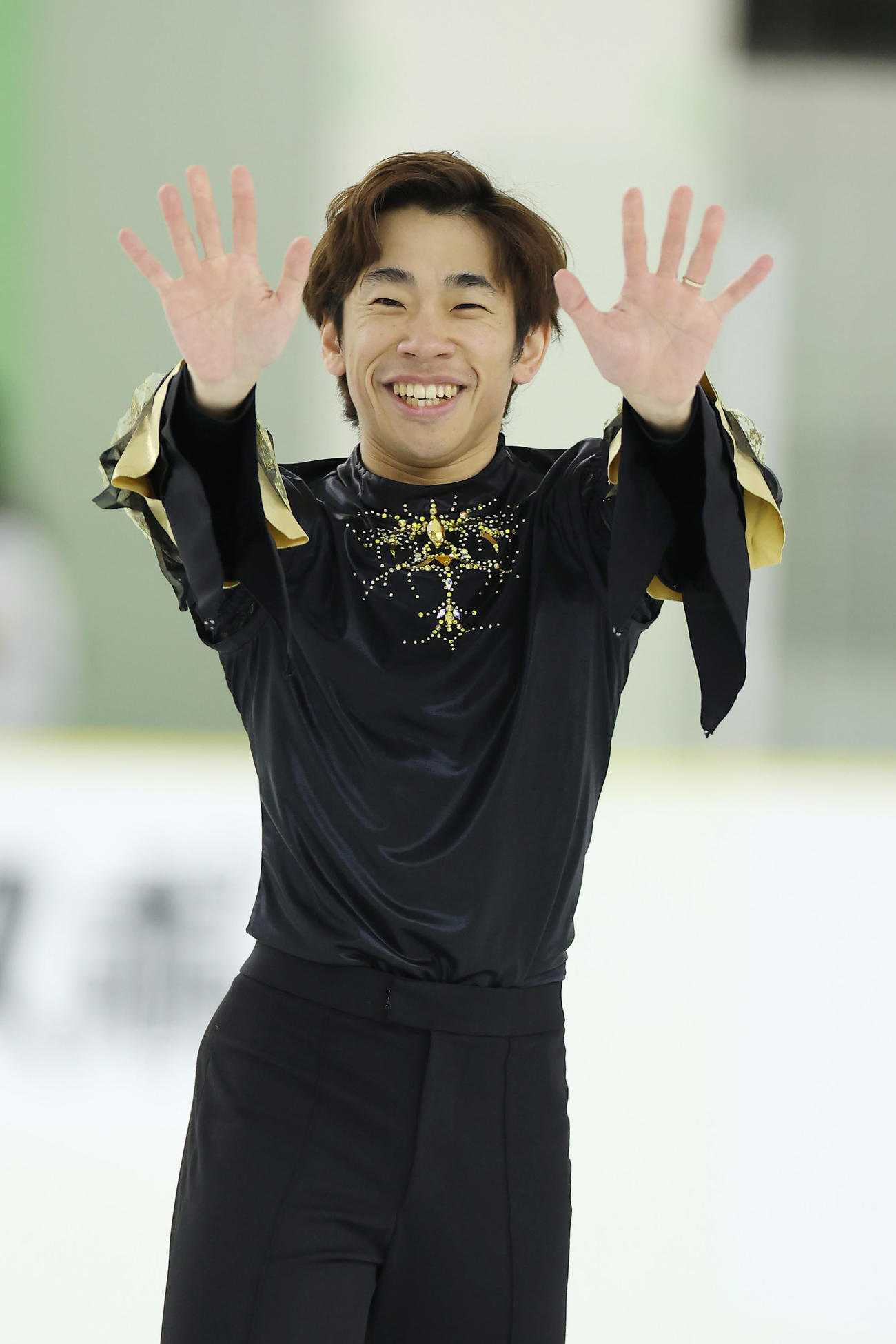 成年男子SPの演技を終え、笑顔で手を振る織田信成（撮影・前田充）