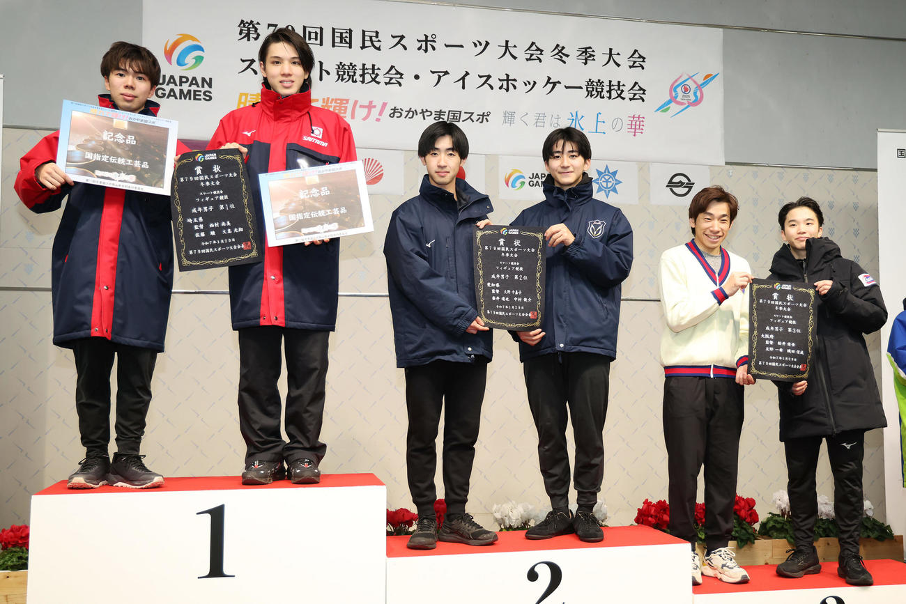 成年男子の表彰式で写真に納まる、左から優勝した埼玉の佐藤、大島、2位愛知の壷井、中村、3位大阪の織田、友野（撮影・前田充）