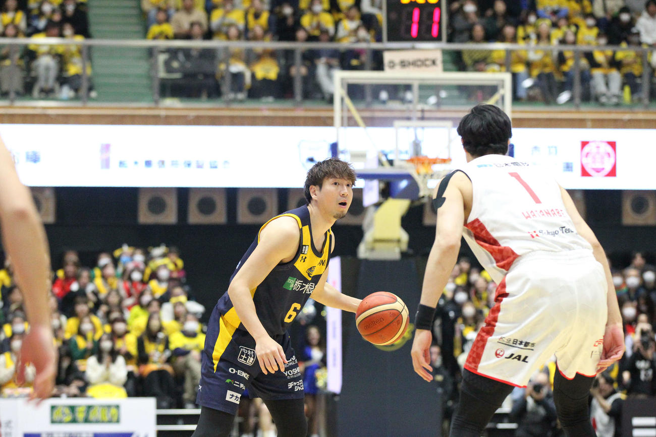 宇都宮対千葉J　千葉Jの渡辺雄太とマッチアップする宇都宮の比江島慎（撮影・沢田啓太郎）