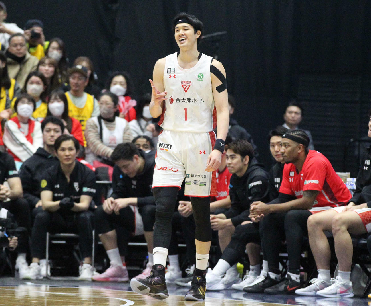 宇都宮対千葉J　味方の3点シュートに喜ぶ千葉Jの渡辺雄太（撮影・沢田啓太郎）
