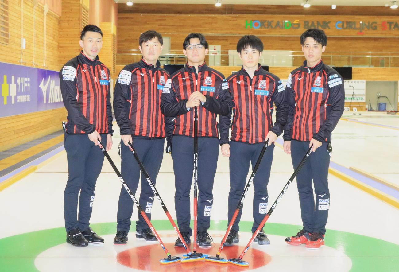 日本選手権連覇を狙うカーリング男子コンサドーレの（左から）清水、阿部、佐藤、大内、敦賀爽（撮影・保坂果那）