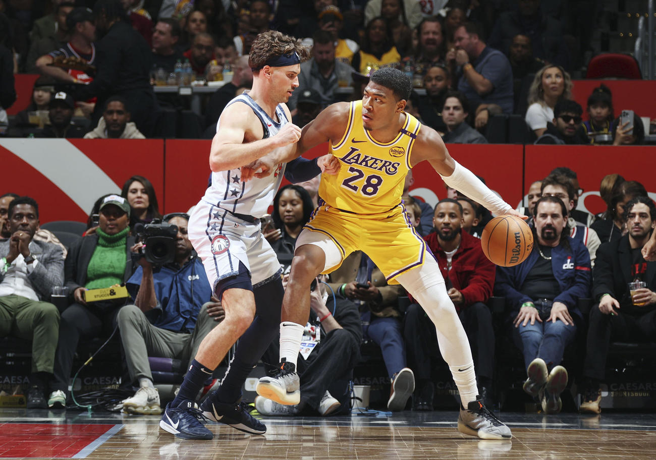ウィザーズ戦で競り合うレーカーズの八村（右）＝ワシントン（NBAE・ゲッティ＝共同）