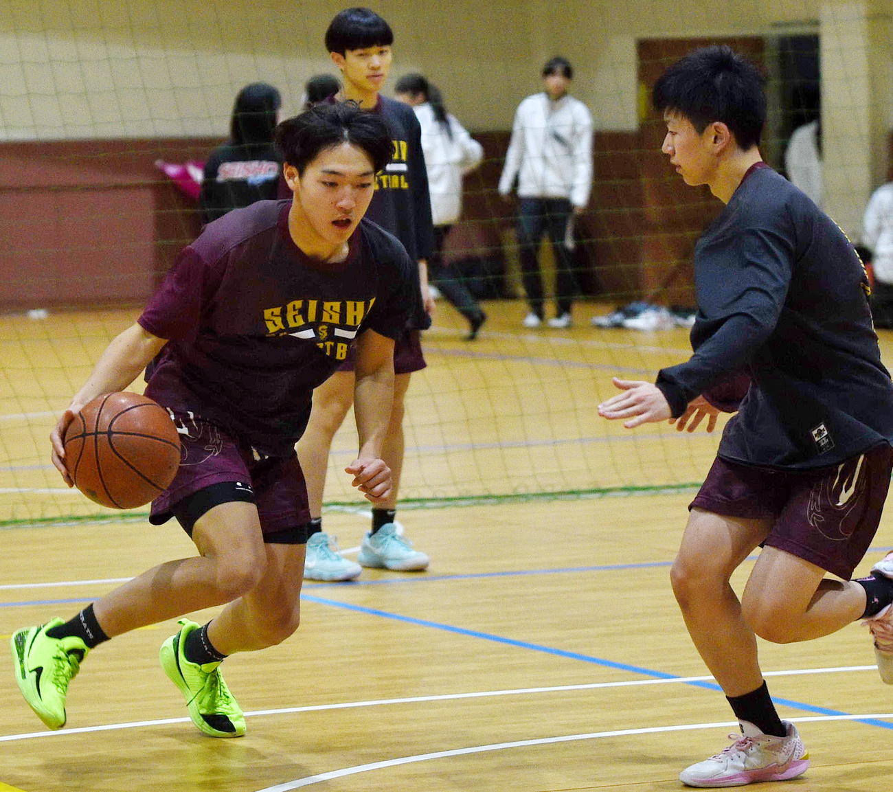 主将としてチームを引っ張る静岡商・仲山（左）