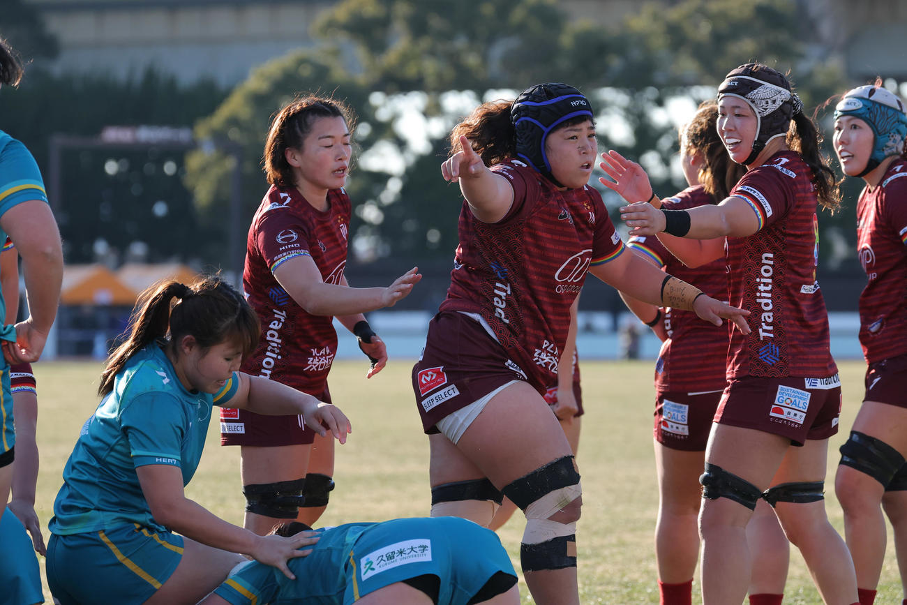 全国女子選手権で3連覇を目指す赤のジャージーの東京山九（C）JRFU