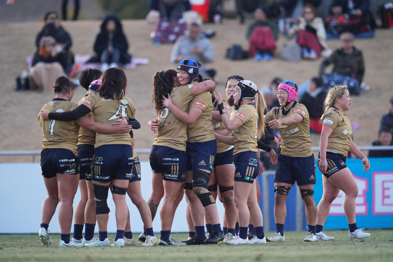 全国女子選手権の準決勝で笑顔を見せるパールズの選手たち（C）JRFU