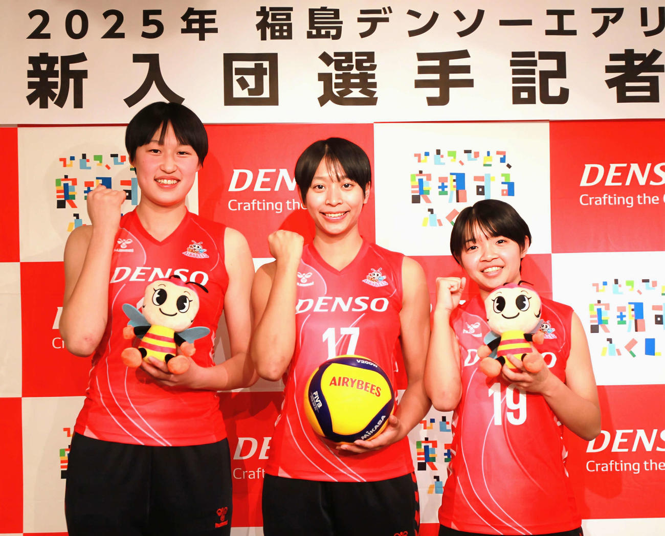 SVデンソー新入団する左から柳、イェーモンミャ、川岸（撮影・高橋香奈）