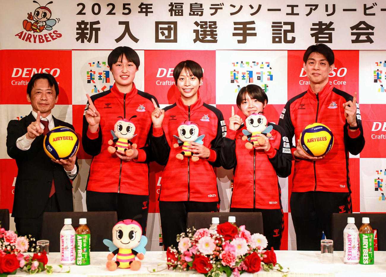 SVデンソー新入団会見に臨んだ左から杉岡部長、柳、イェーモンミャ、川岸、辻監督（撮影・高橋香奈）